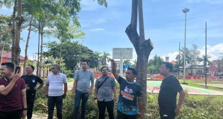 Warga Senang Bupati Sidrap Bersihkan Taman Usman Isa yang Lama Terbengkalai 