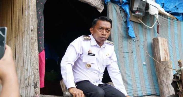Bupati Sidrap Bersama Tim Kunjungi Rumah Warga Miskin Ekstrem, Bawa Sembako Hingga Alat Pertanian