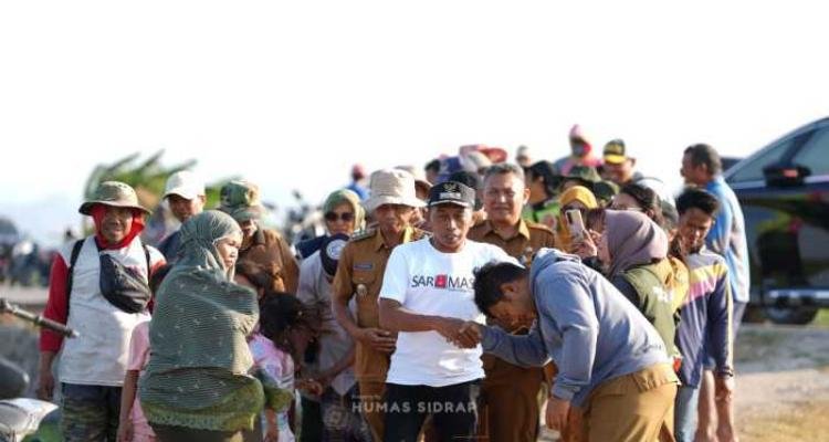 Bupati Sidrap Cek Sawah Arateng, Serahkan 18 Pompa Air untuk Petani