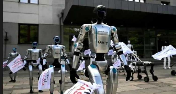 Puluhan Robot AI Gelar Aksi Unjuk Rasa di Warsawa Polandia