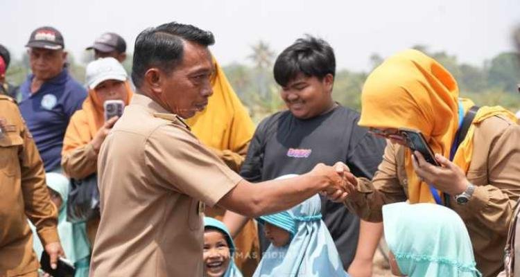 Mappadendang di Desa Bila, Bupati Syaharuddin Motivasi Petani Tingkatkan Hasil Panen