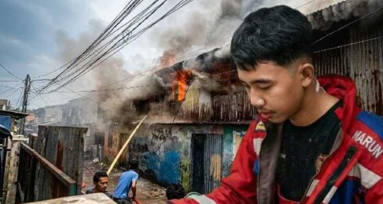 Dua Petugas Damkar Terluka, 16 Rumah Terbakar di Jalan Teuku Umar
