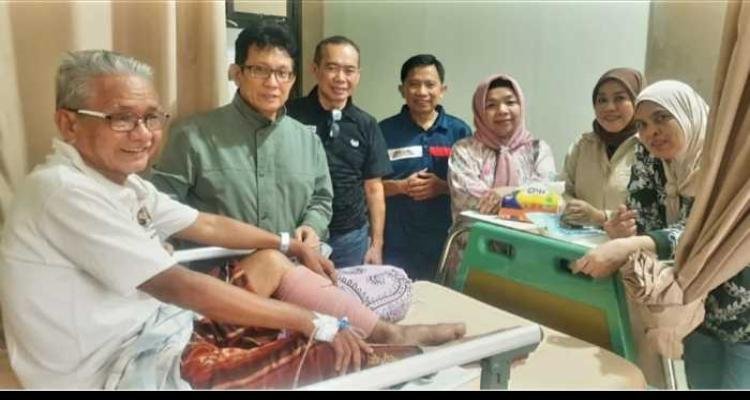 Ketua PWI Sulsel yang Baru Dilantik, Jenguk Wartawan Senior di Parepare