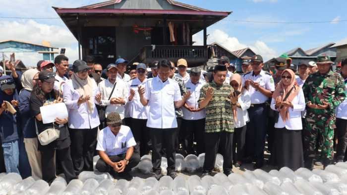 Diiringi Doa Bersama, Bupati Sidrap Tebar 286 Ribu Bibit Ikan di Danau Sidenreng