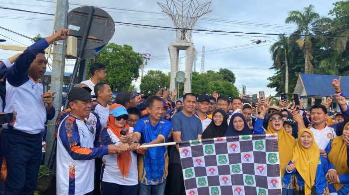 Bupati dan Wabup Sidrap Membaur dengan Ribuan Peserta Jalan Santai HUT PGRI dan Korpri