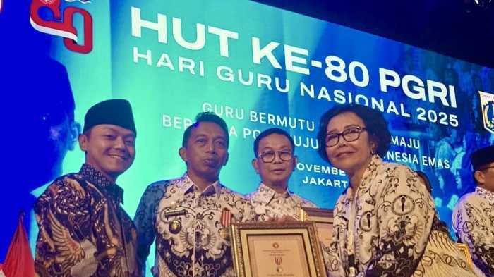Bupati Syaharuddin Alrif Terima Anugerah Dwija Praja Nugraha, Penghargaan Tertinggi PB PGRI