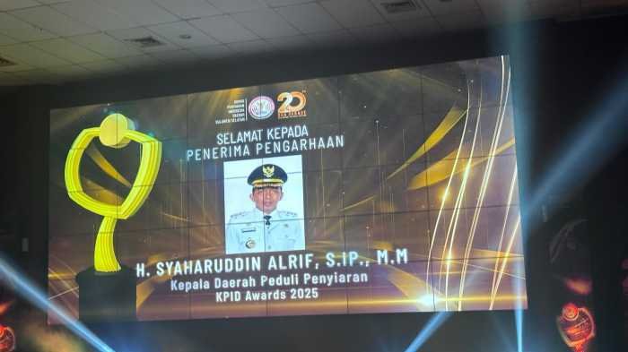 Bupati Syaharuddin Alrif Raih Penghargaan Kategori Bupati Peduli Penyiaran KPID Award 2025