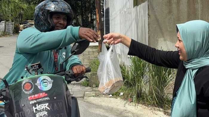  Jumat Berkah, Benteng Kupa Group Bagikan Nasi Kotak ke Pengguna Jalan