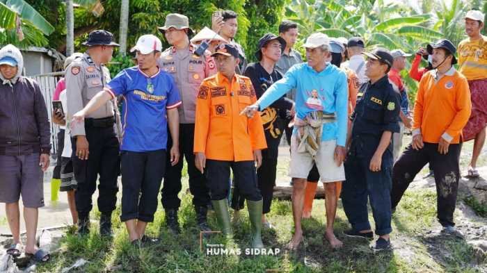 Bongkar Saluran Tersumbat dan Perbaikan Jalan, Perintah Bupati Sidrap Saat Tinjau Banjir di Tellu Limpoe