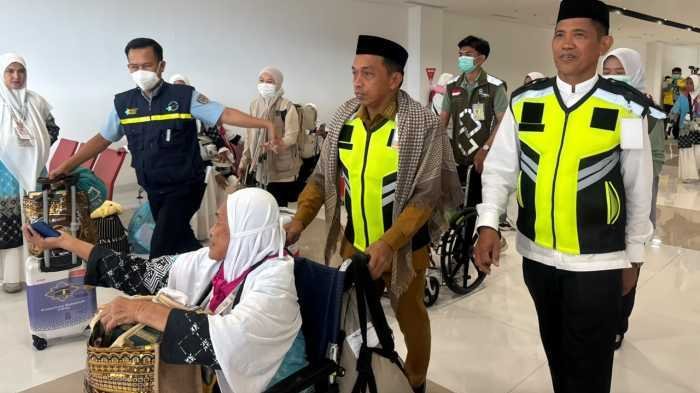 Seperti Petugas Bandara, Bupati Sidrap Bikin Heboh, Layani Jamaah Lansia yang Pakai Kursi Roda
