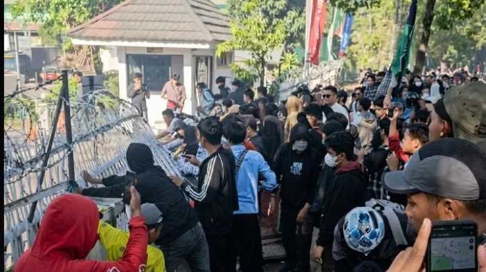 Massa Gabungan Kepung Kantor Pertamina Makassar, Robohkan Pagar Hingga Bakar Ban Bekas