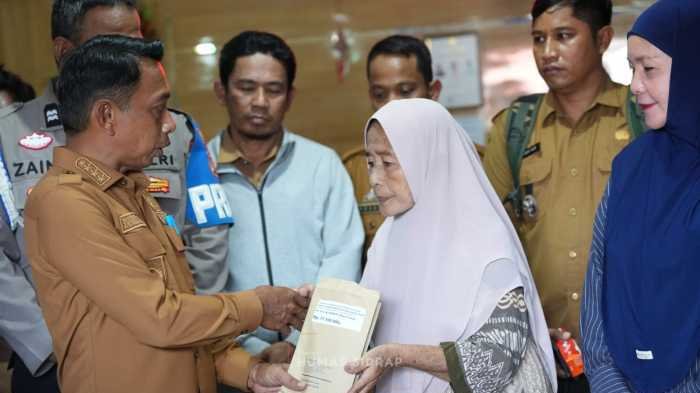 Bantu Korban Kebakaran di Tellu Limpoe, Bupati Sidrap Ingatkan Warga Waspada Bahaya Api